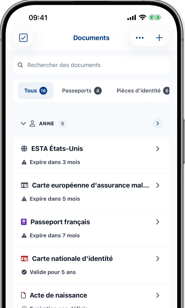 Écran Documents listant les passeports, pièces d'identité et visas d'une famille, chacun avec son état d'expiration