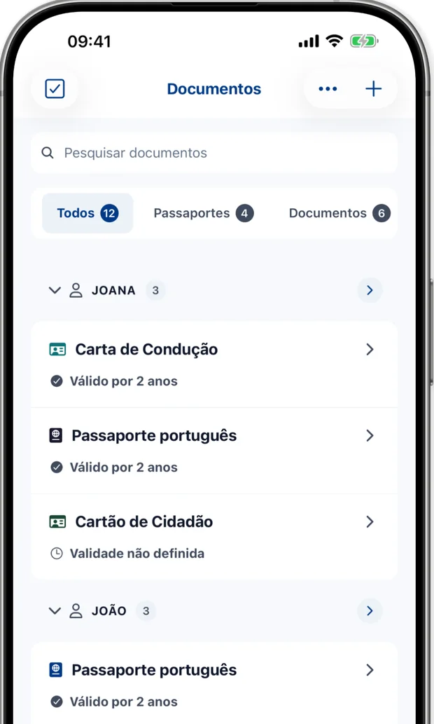 Ecrã de Documentos listando passaportes, bilhetes de identidade e vistos da família, cada um com o seu estado de expiração